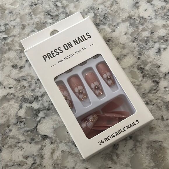 Elegant Floral Press-On Nails with Gold Glitter - Picture 5 of 5